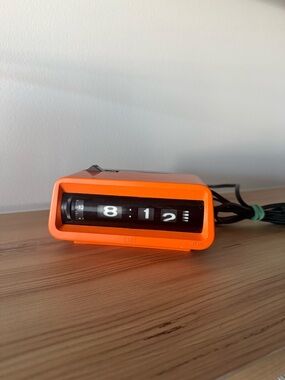 Vintage Japan Tamura Electric LUMI-Z ST-20 Flip Clock Orange Working Condition